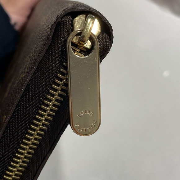 Louis Vuitton Monogram Zippy Wallet - Picture 8 of 16